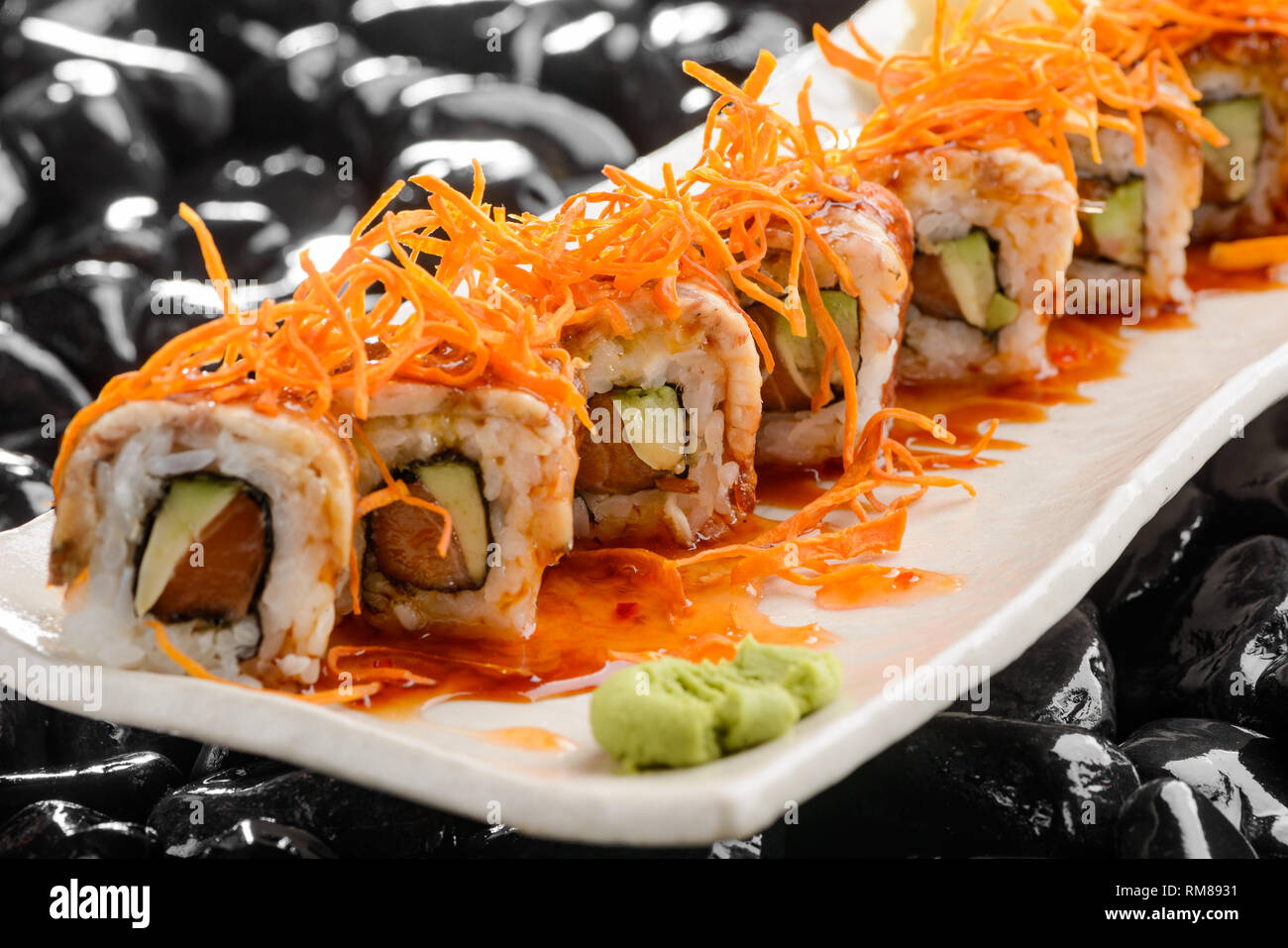 Fila di rotoli di sushi Foto stock - Alamy