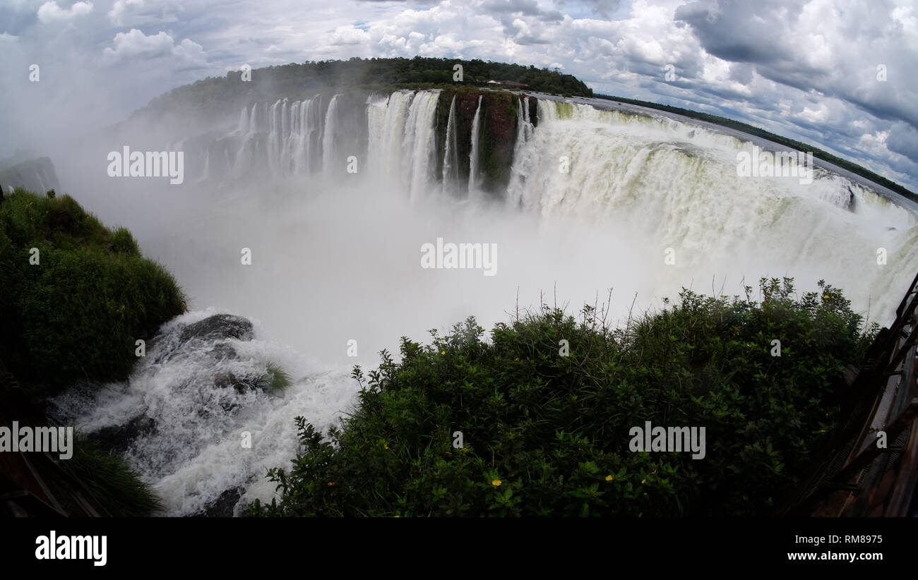 Cascate di Iguazu sul confine di Argentina e Brasile fa la cascata più grande sistema nel mondo. Aspettiamo di vedere molti aspetti differenti. Foto Stock