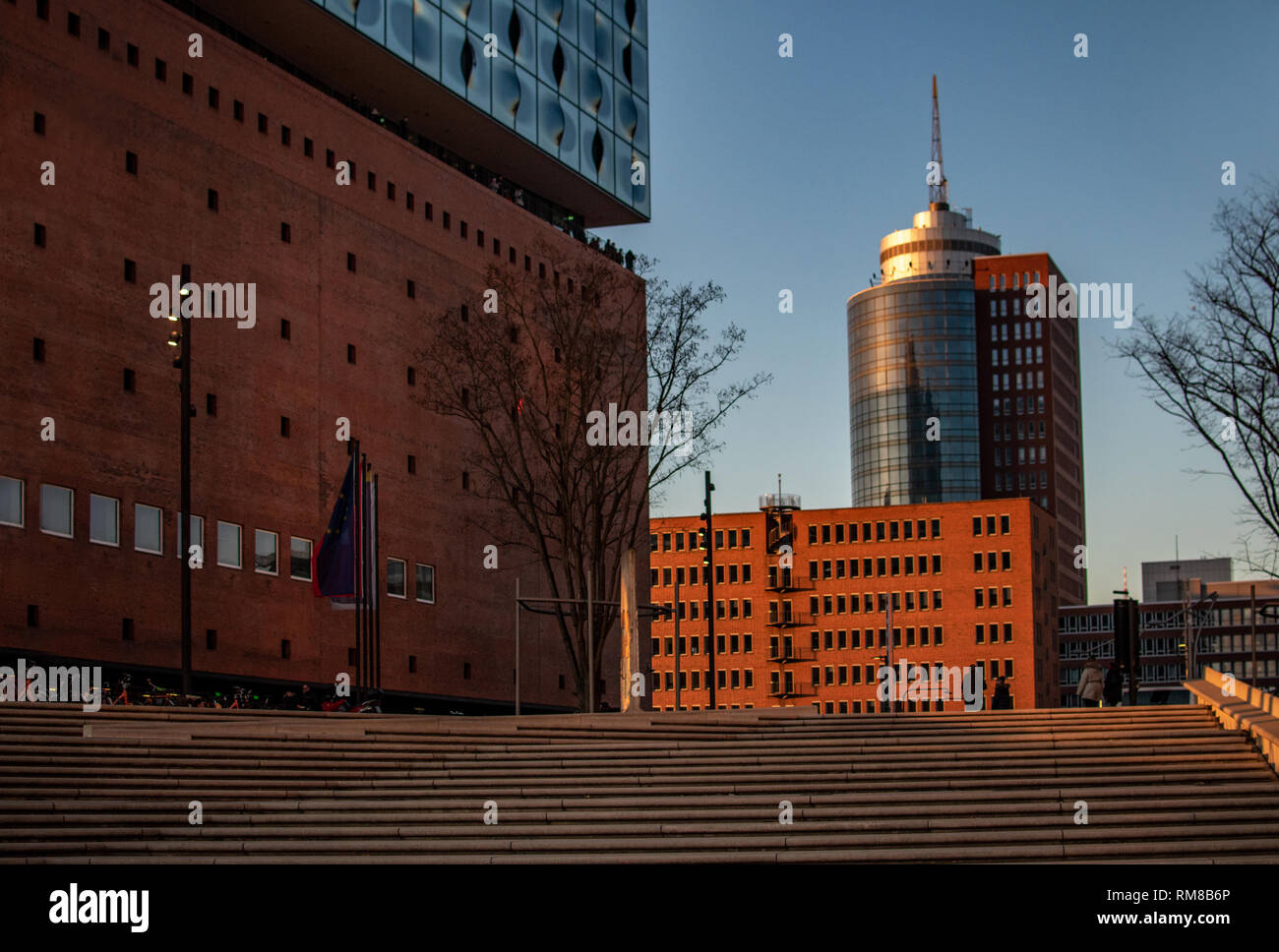 Frammento di paesaggio urbano con un alto-aumento edifici per uffici in una giornata di sole. Immagine astratta sul tema dell'architettura moderna, business o la tecnologia Foto Stock