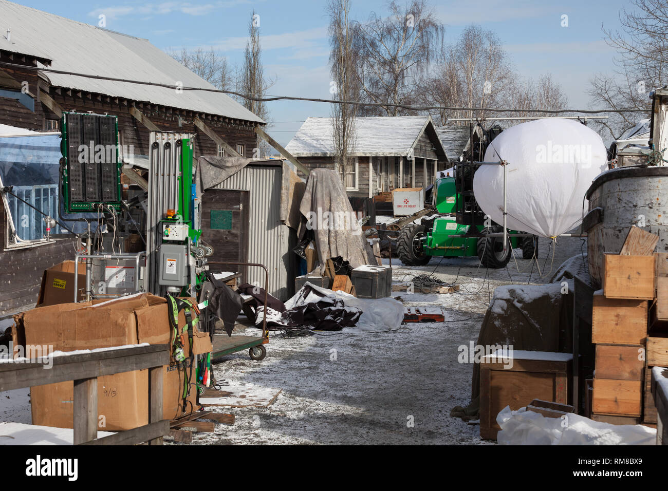 Movie set preparazione in preparazione per una scena notturna scatta Foto Stock