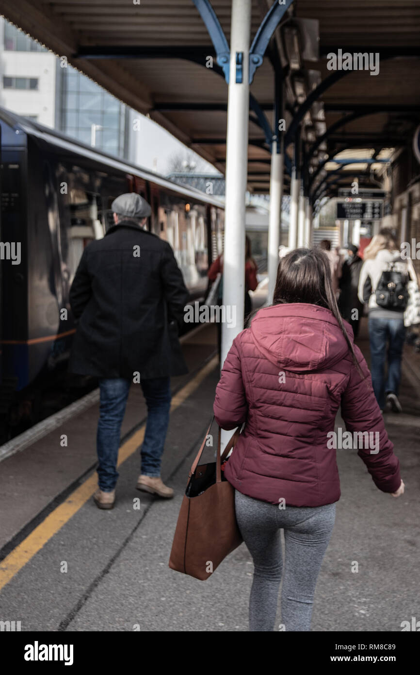 I passeggeri in partenza un treno in un inglese stazione ferroviaria Foto Stock