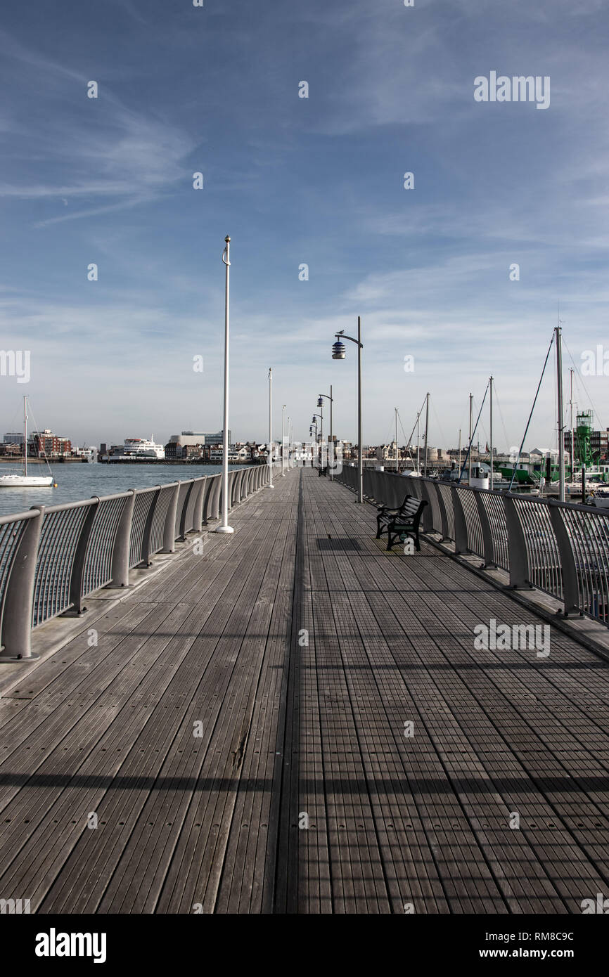 Una vista verso il basso di un molo in legno Foto Stock