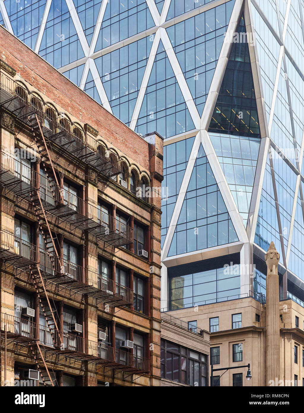 Si tratta di un vecchio edificio con il fuoco scappa in contrasto con la moderna architettura della città di New York, Stati Uniti d'America. Foto Stock