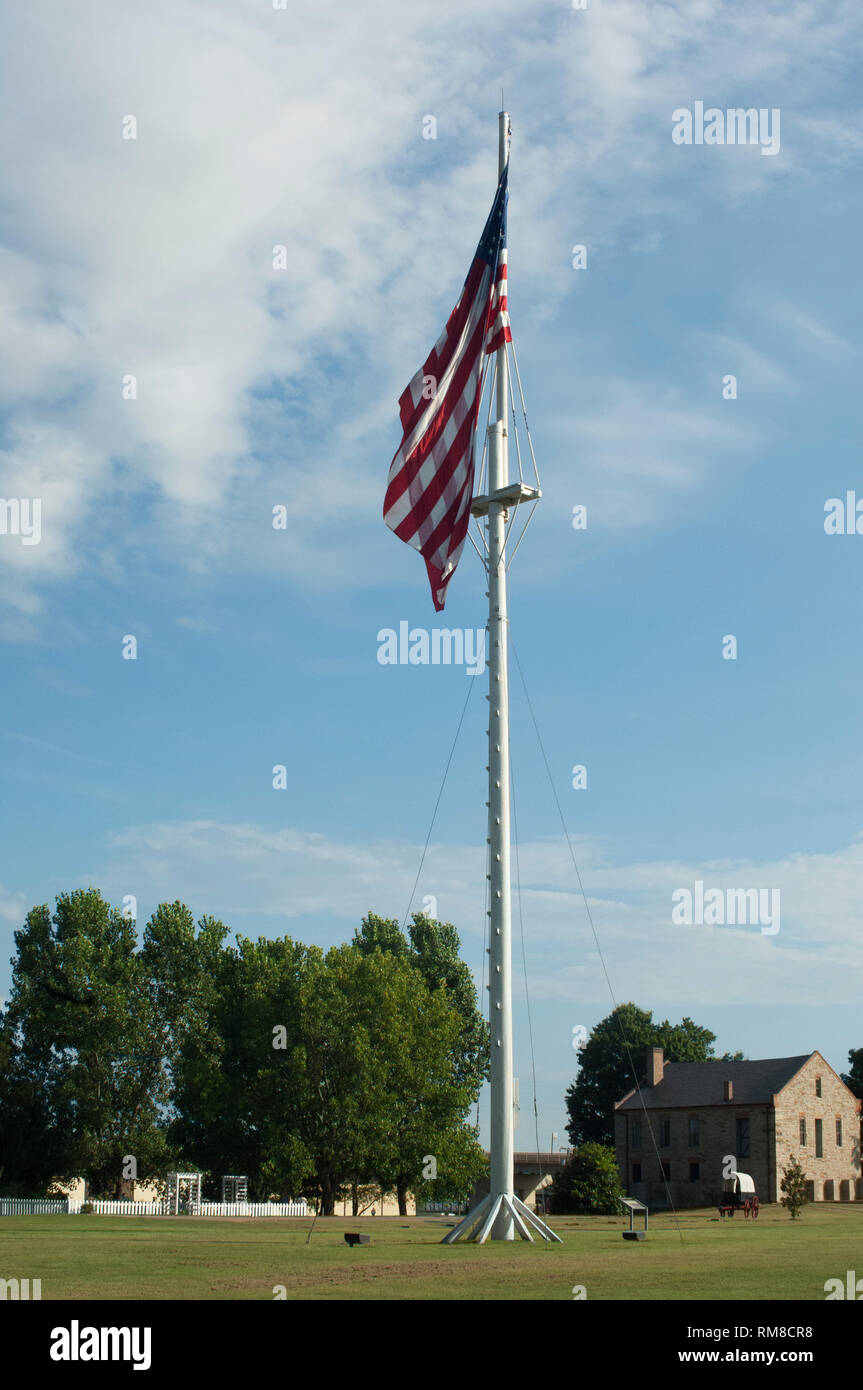 Ci enorme bandiera sulla parata a terra, Fort Smith National Historic Site, Arkansas. Fotografia digitale Foto Stock