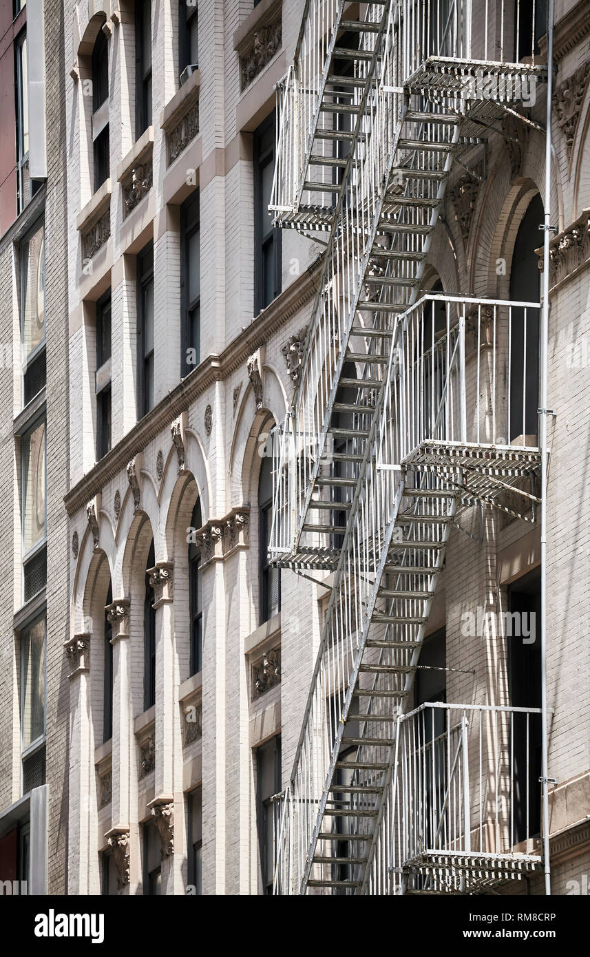 Vecchio edificio fire escape in New York, Stati Uniti d'America. Foto Stock