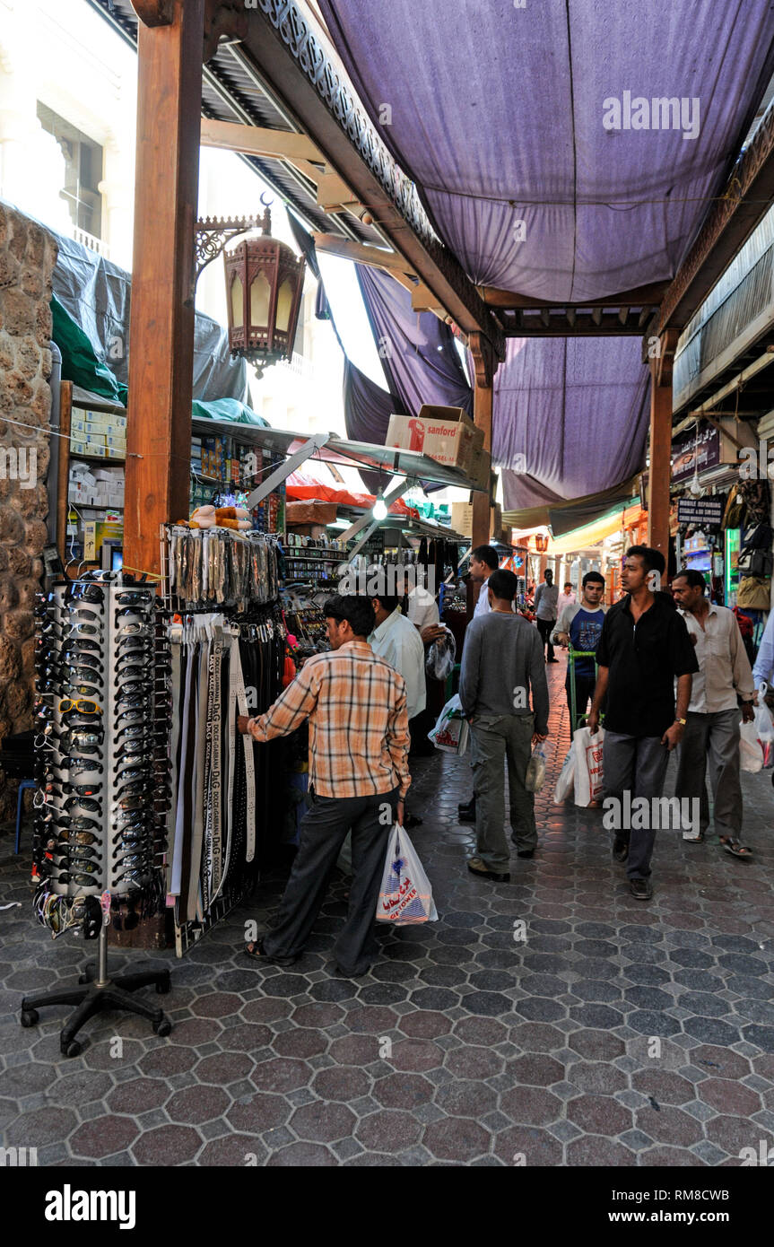 Nel Souk Al Kabir (noto anche come Dubai Vecchio Souk) a Dubai negli Emirati Arabi Uniti (EAU) souk ha uno stretto vicolo sotterraneo pieno di indiani Foto Stock