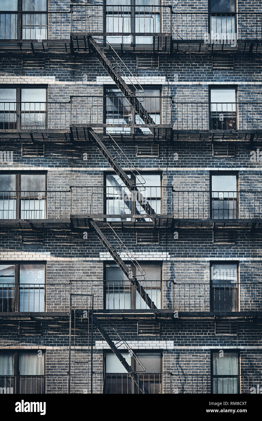 Vecchio edificio con fire escape, dai toni di colore immagine, New York City, Stati Uniti d'America. Foto Stock