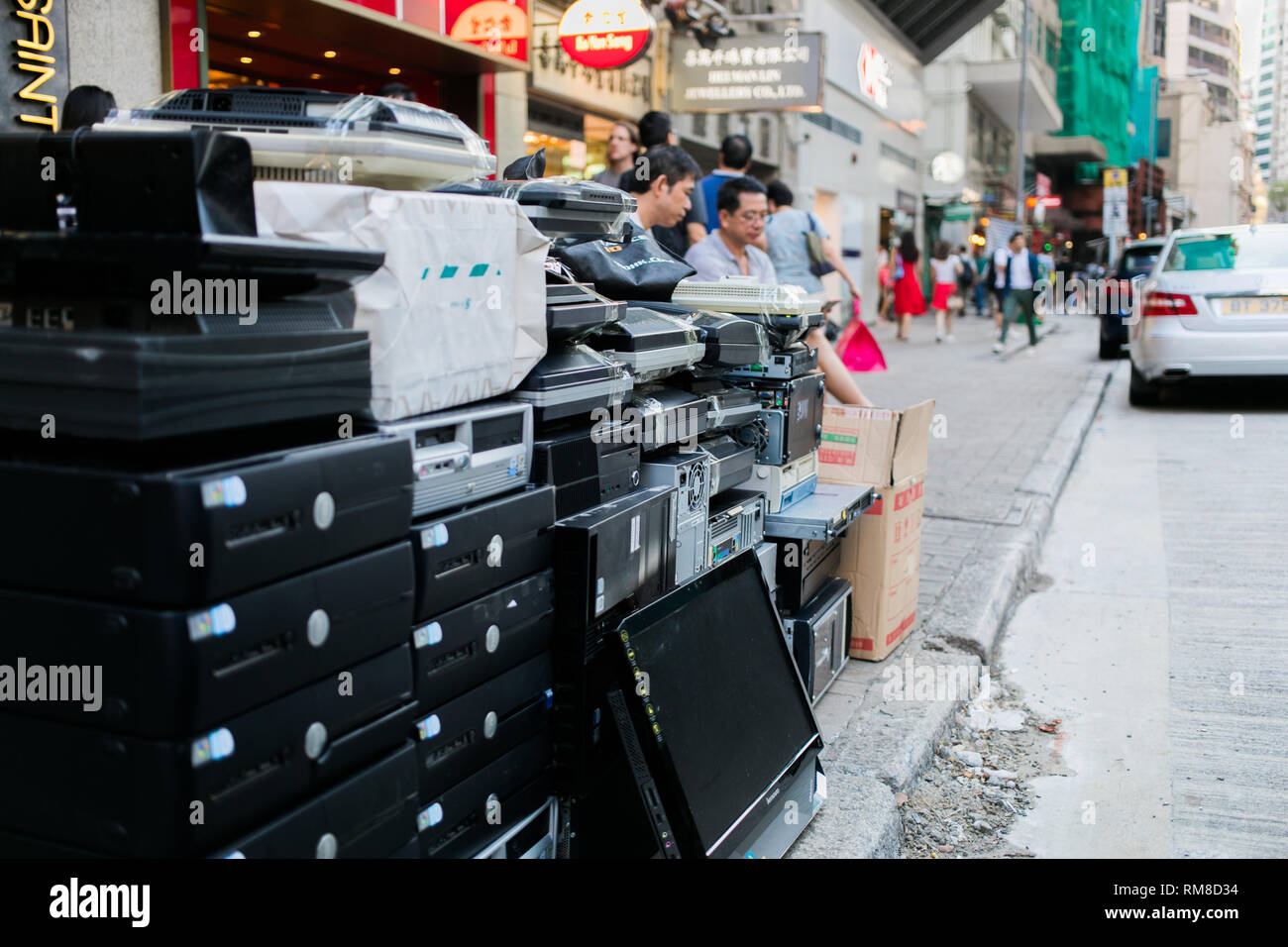 Spazzatura elettronica a lato della strada in Hong Kong Foto Stock