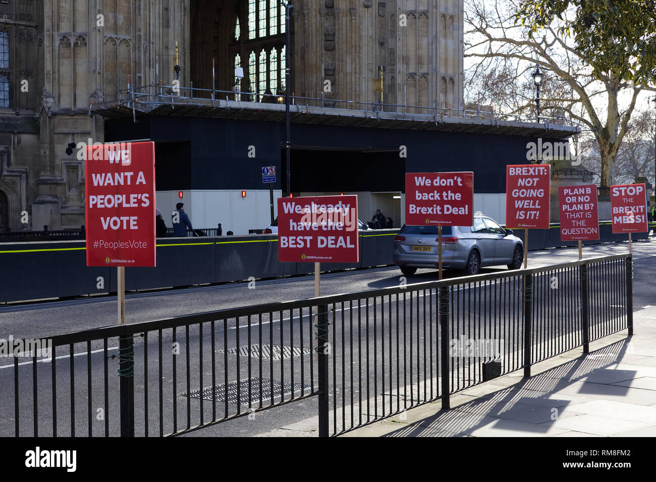 Brexit manifesti di protesta al di fuori della sede del parlamento di Londra Foto Stock