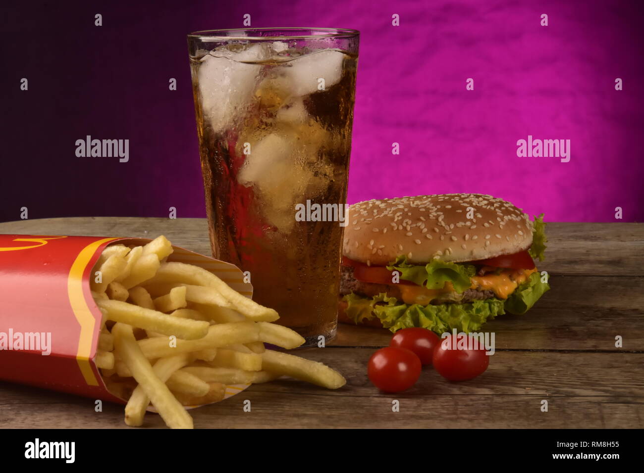 Formaggio Chips Burger e di coke sul tavolo Foto Stock