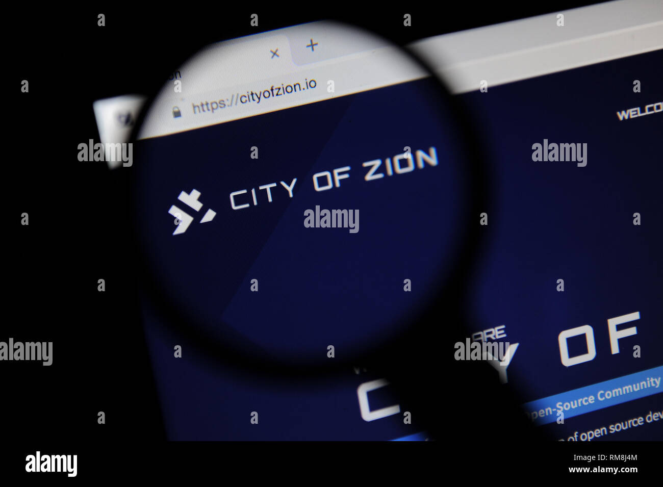 La città di Sion (CoZ) Sito web visto attraverso una lente di ingrandimento Foto Stock