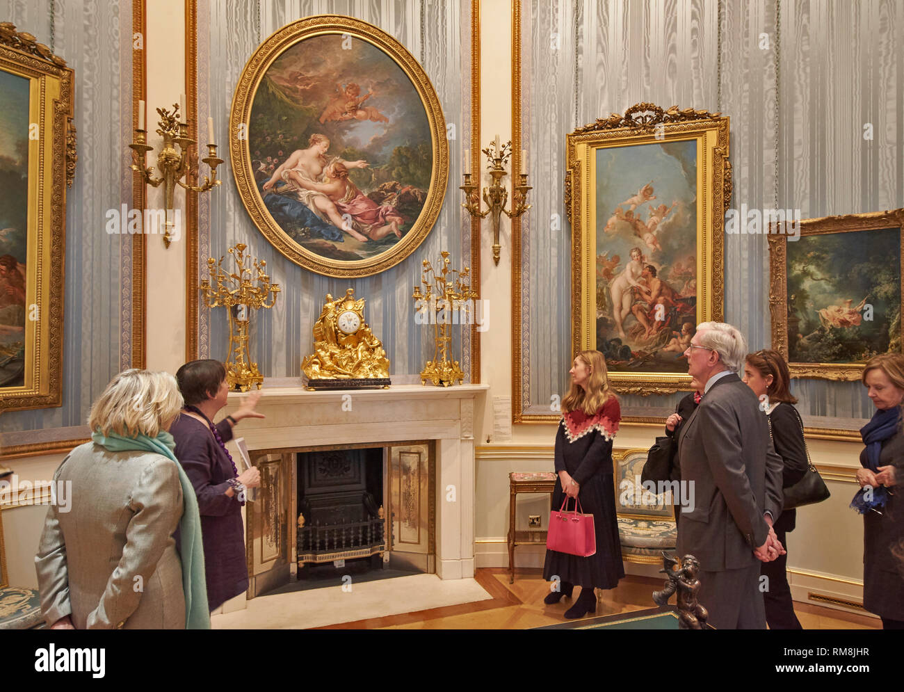 Londra The Wallace Collection Hertford House Manchester Square persone che studiano i dipinti di Fragonard e un orologio in oro Foto Stock
