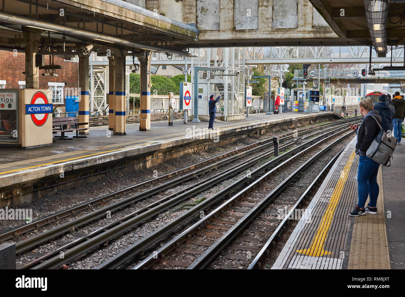 Londra la metropolitana o treno Arrivando alla stazione di Acton Town sulla Piccadilly line Foto Stock