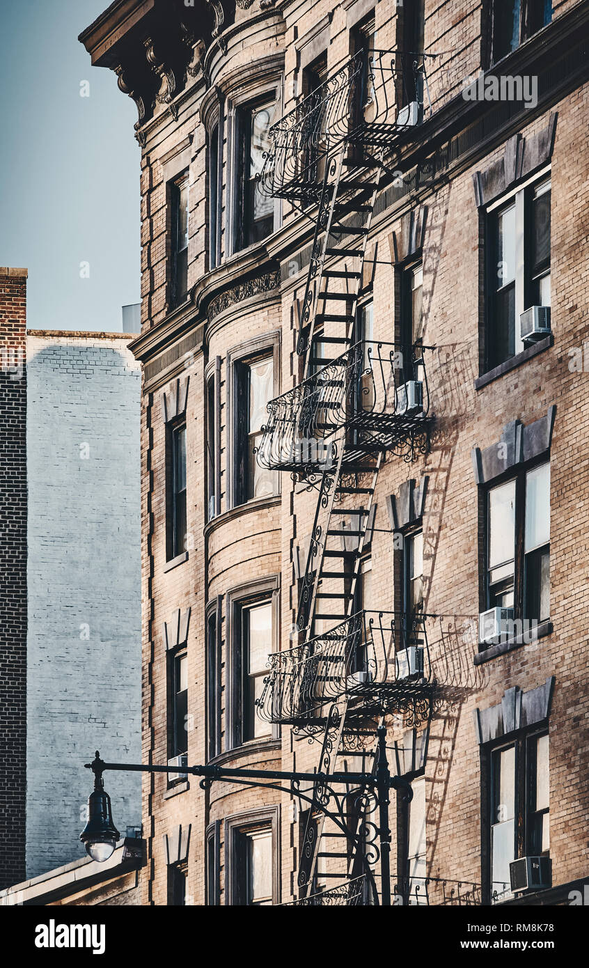 New York vecchio edificio con fire escape, dai toni di colore immagine, STATI UNITI D'AMERICA. Foto Stock