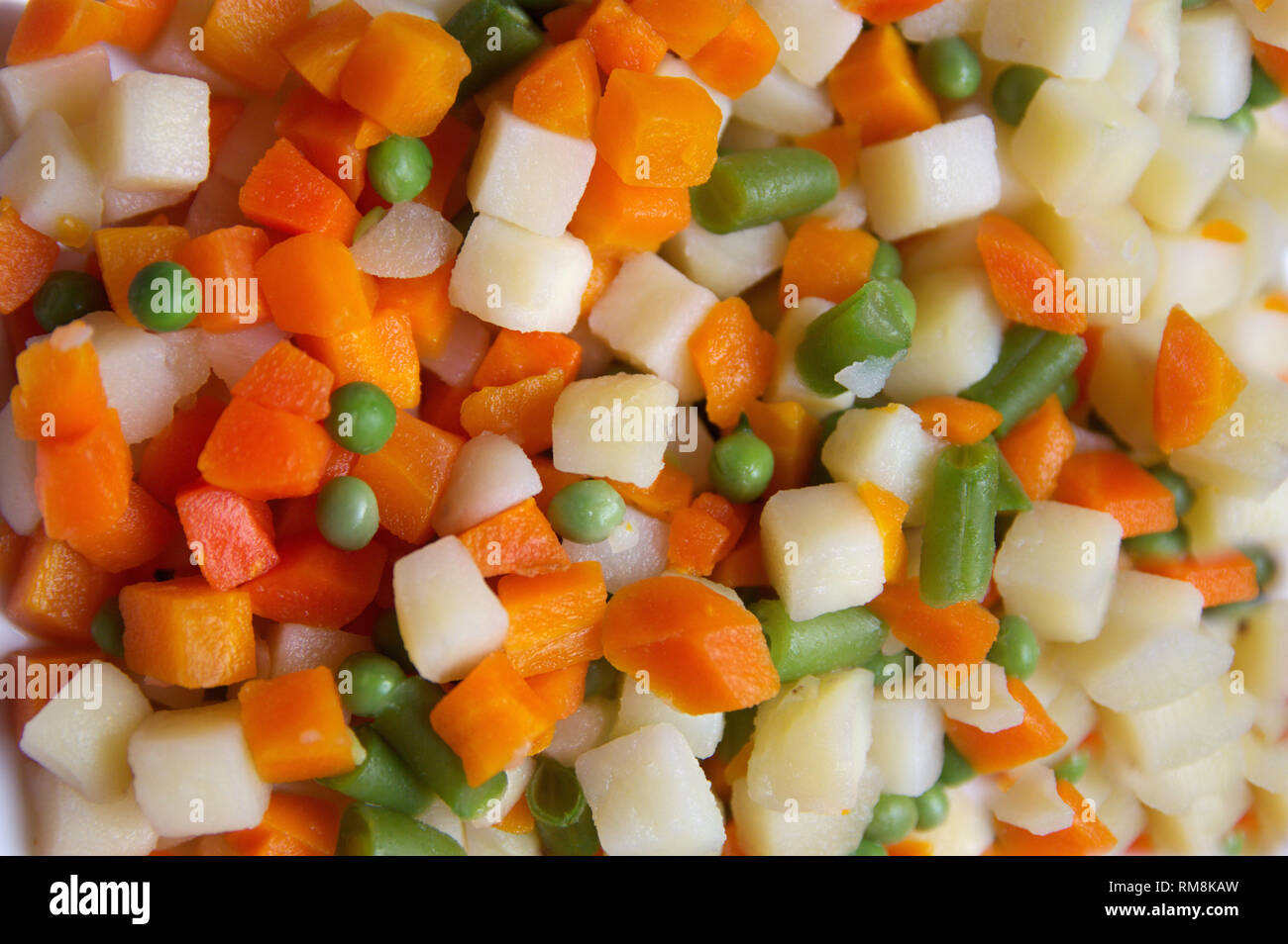 Piatto di verdure a dadini, miscelata con carote, patate, fagioli e piselli... Foto Stock
