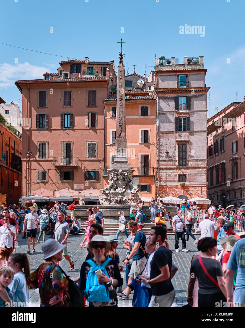 Italia, Roma, maggio 30/ 2018, Piazza della Rotonda, conosciuta come Piazza Pantheon, Fontana e Macuteo obelisco Foto Stock