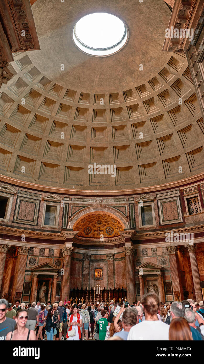 Italia, Roma, maggio 30/ 2018, Pantheon, ai turisti di ammirare l'interno del tempio Foto Stock