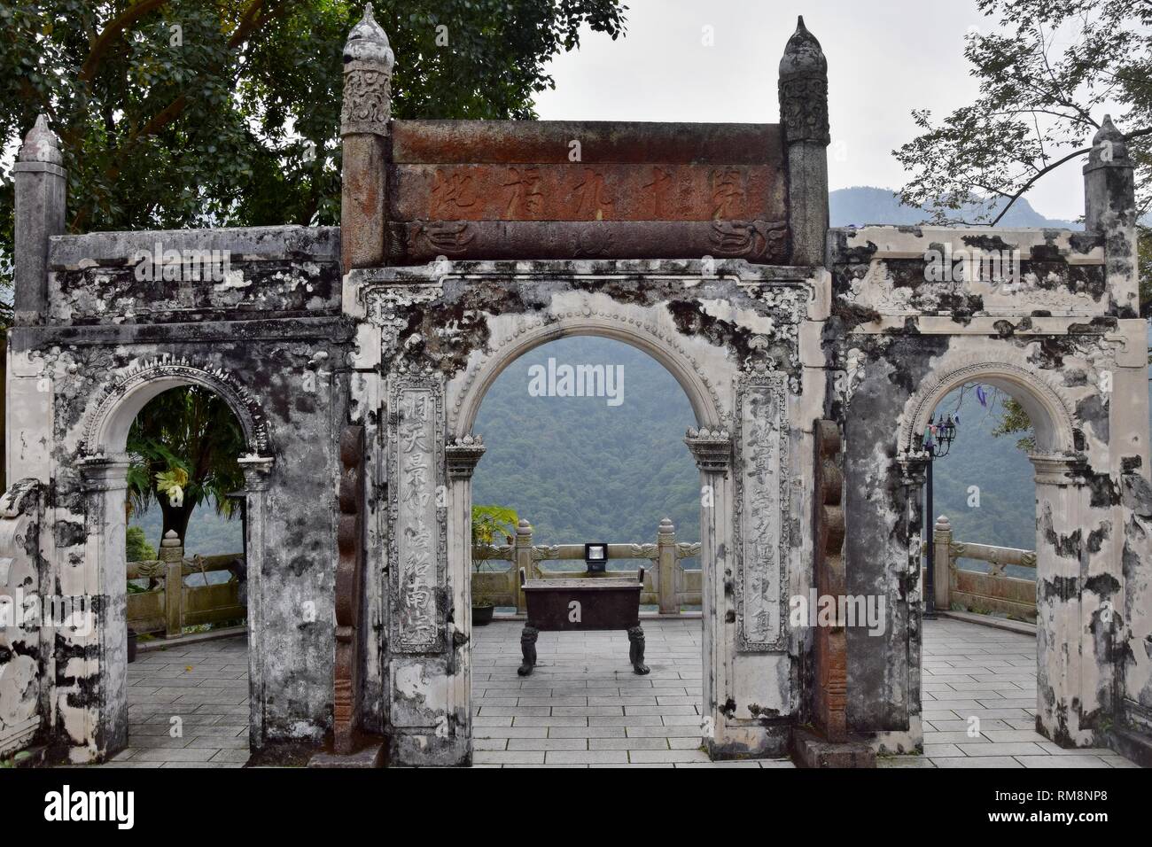 Feilai tempio è un tempio buddista situato sulla banca del fiume di Bei in Qingyuan, Guangdong, Cina. La traduzione del testo in cinese è Feilai Tempe. Foto Stock