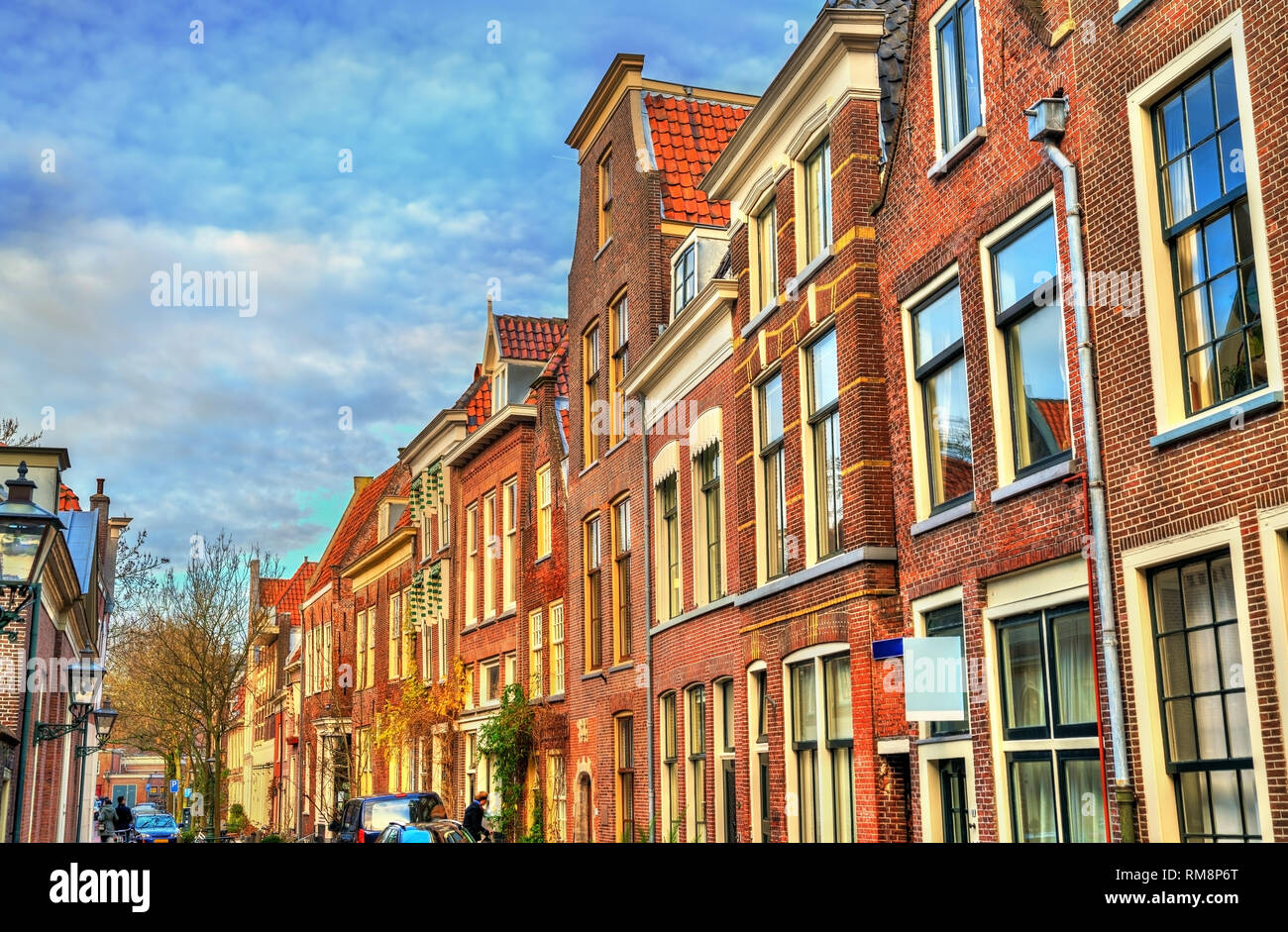 Case olandesi tradizionali su una strada di Leiden, Paesi Bassi Foto Stock