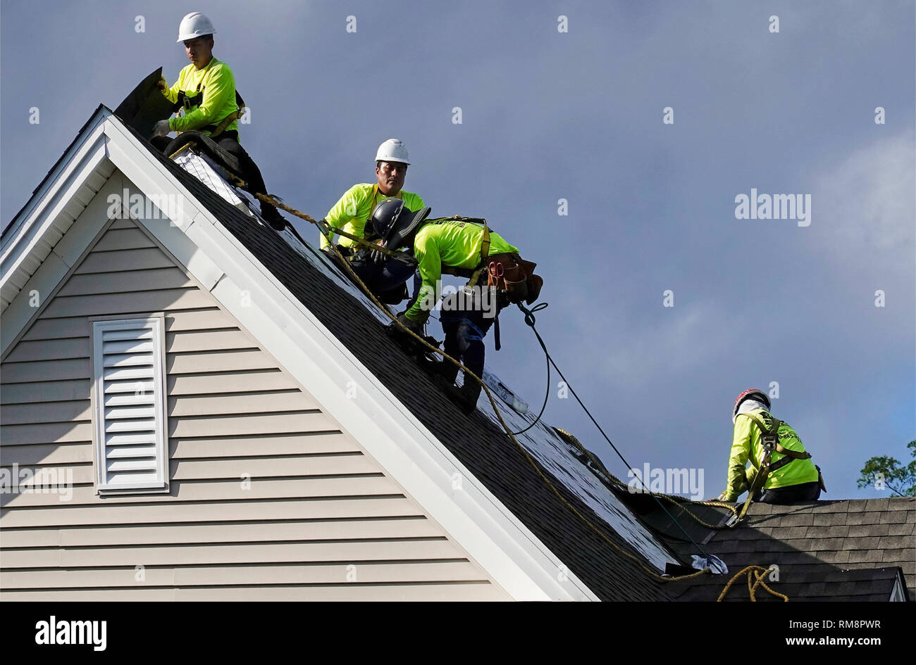 Conciatetti la rimozione di un vecchio tetto assisted living edificio in Southington CT Foto Stock