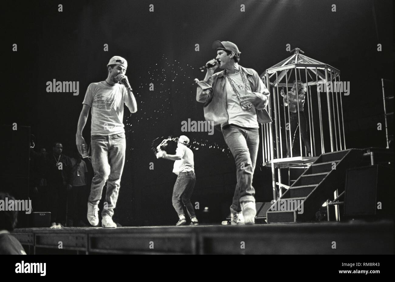 I Beastie Boys sono mostrati esibirsi sul palco durante un 'live' aspetto di concerto. Foto Stock