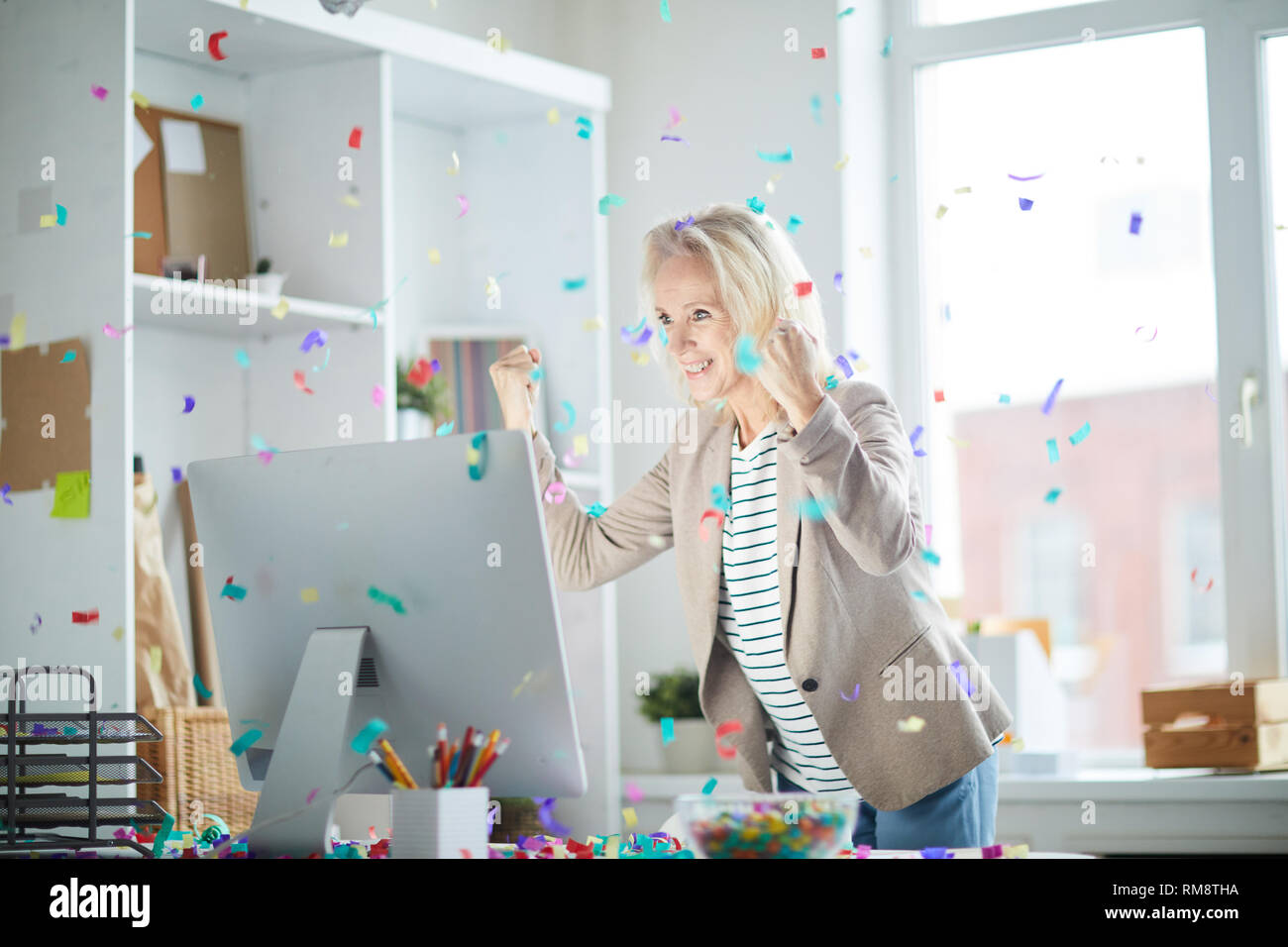 Donna celebrando Win Foto Stock