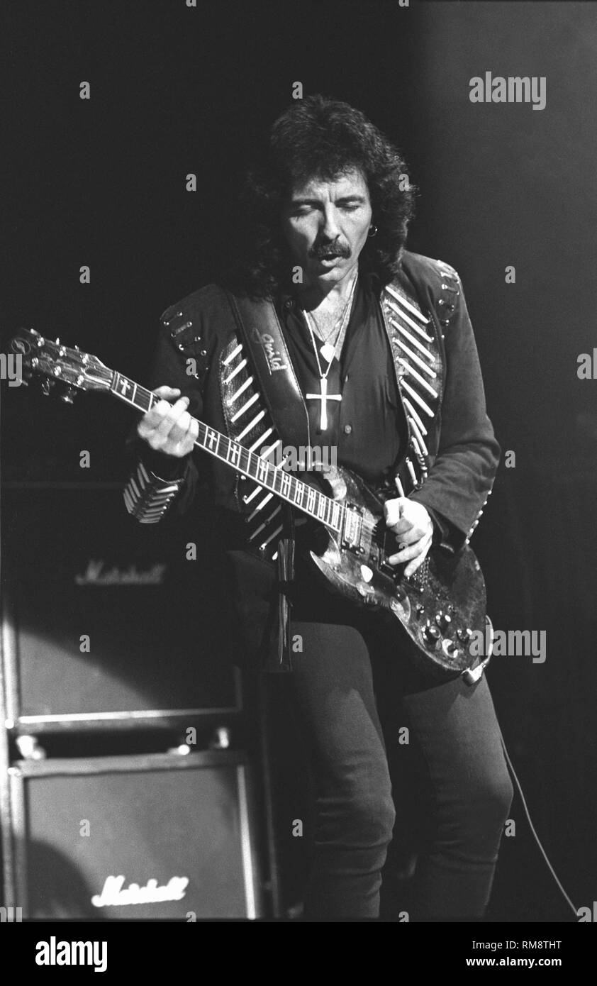 Black Sabbath chitarrista Tony Iommi è indicato di eseguire durante un  'live' aspetto di concerto Foto stock - Alamy
