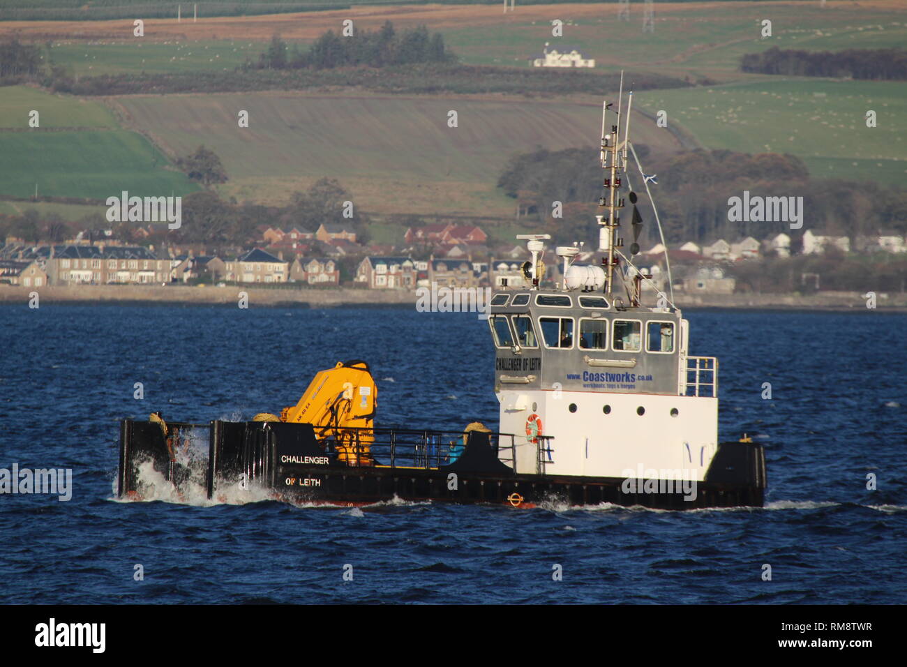 Challenger di Leith, un workboat azionato da Clyde basato su operazioni Coastworks, passando Greenock sul Firth of Clyde. Foto Stock