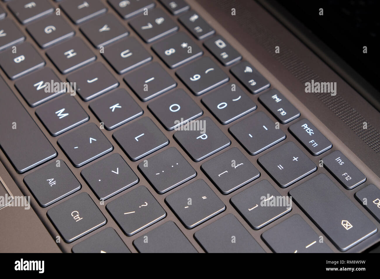 Parte del moderno aperto tastiera portatile vista superiore closeup Foto Stock