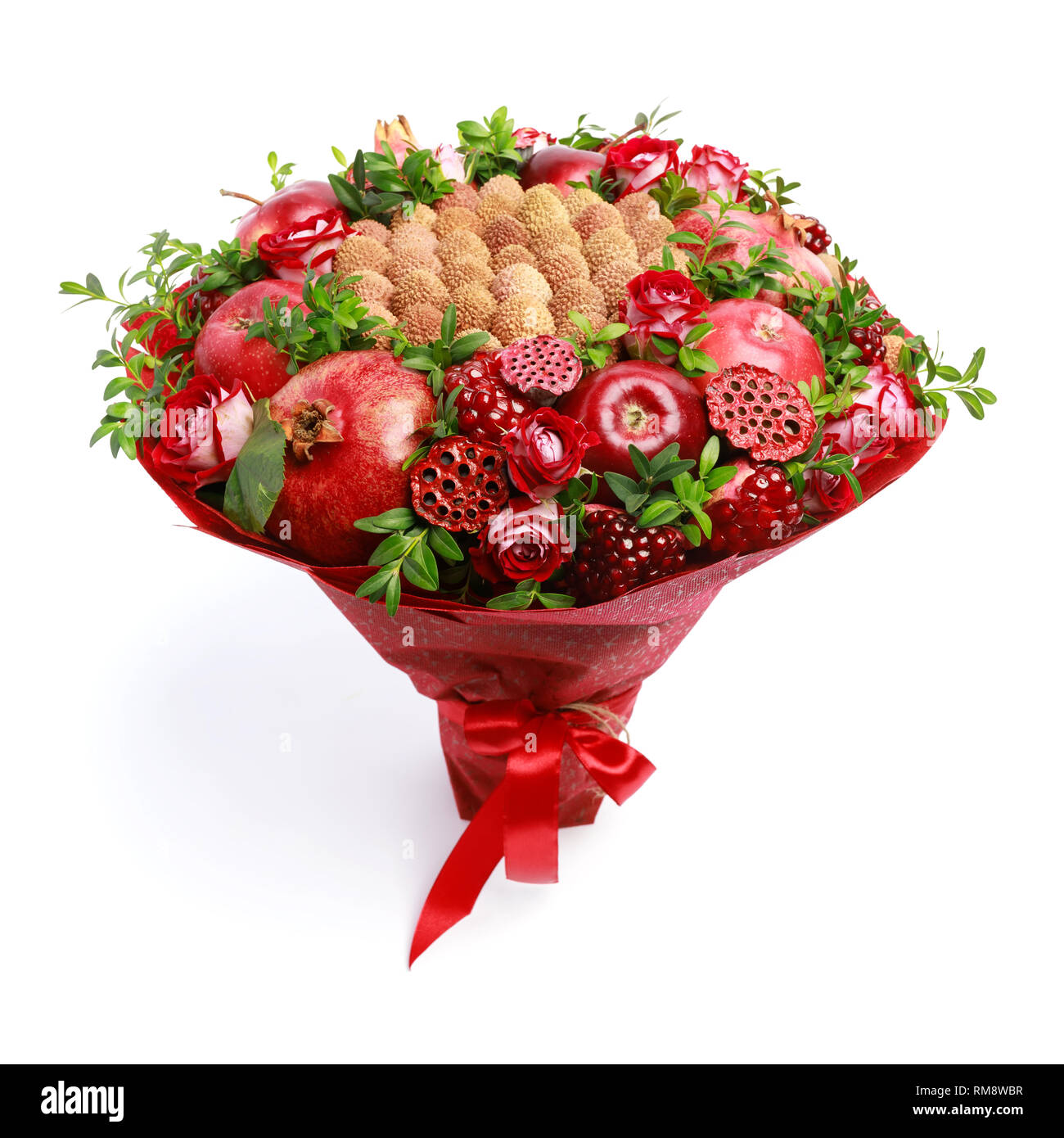 In casa unico bouquet commestibile costituito da frutta rossa e fiori come un dono isolato su sfondo bianco Foto Stock