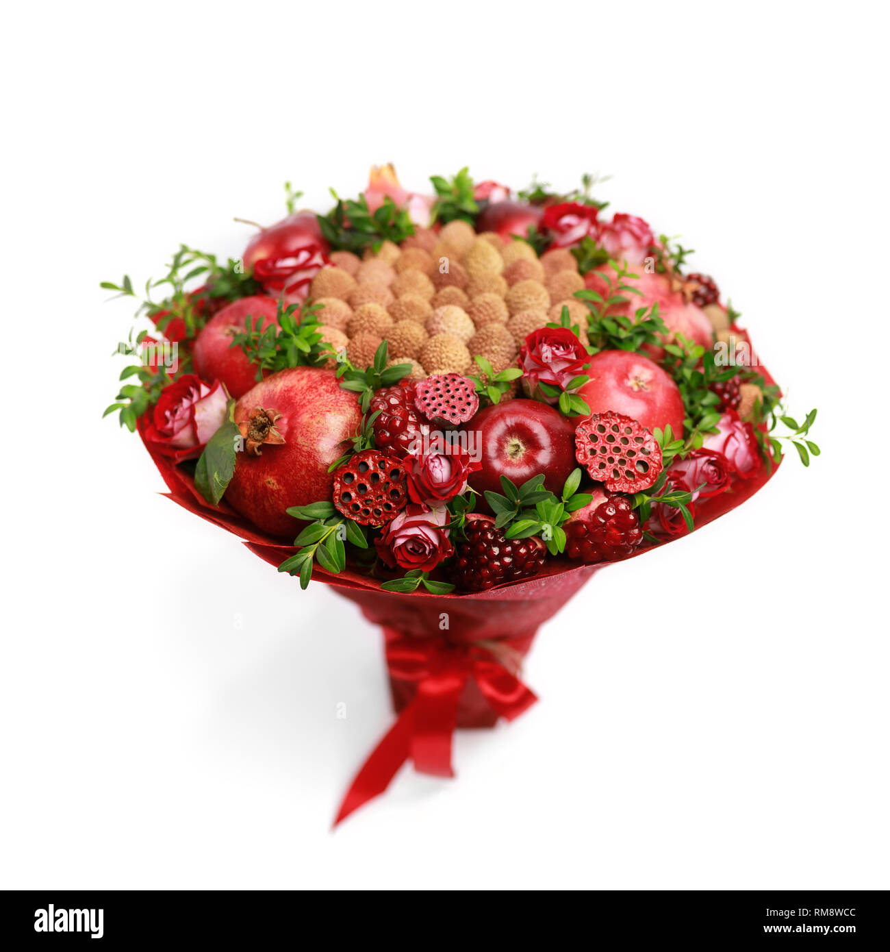 In casa unico bouquet commestibile costituito da frutti rossi e fiori isolati su sfondo bianco. Messa a fuoco selettiva Foto Stock