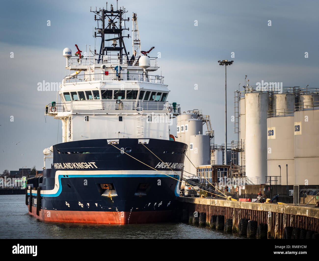 Offshore fornitura navi Grande Yarmouth - la nave Highland Knight Offshore Tug Suport sul fiume Yare Quay a Great Yarmouth Norfolk Foto Stock