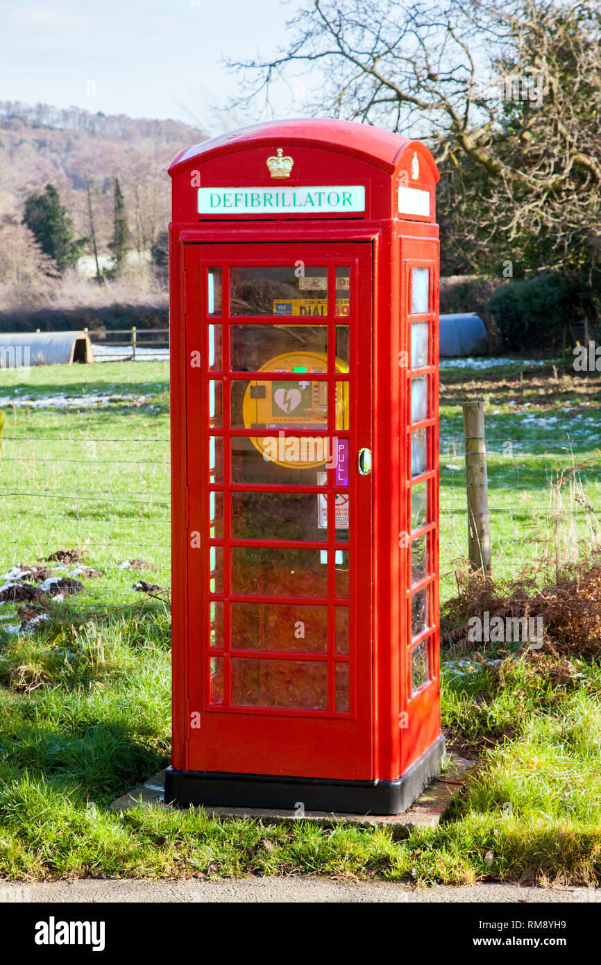 Nella casella Telefono chiosco ora utilizzato come stazione di defibrillatore punto nella campagna del Cheshire presso il villaggio di marrone Knowl nelle colline Bickerton Foto Stock