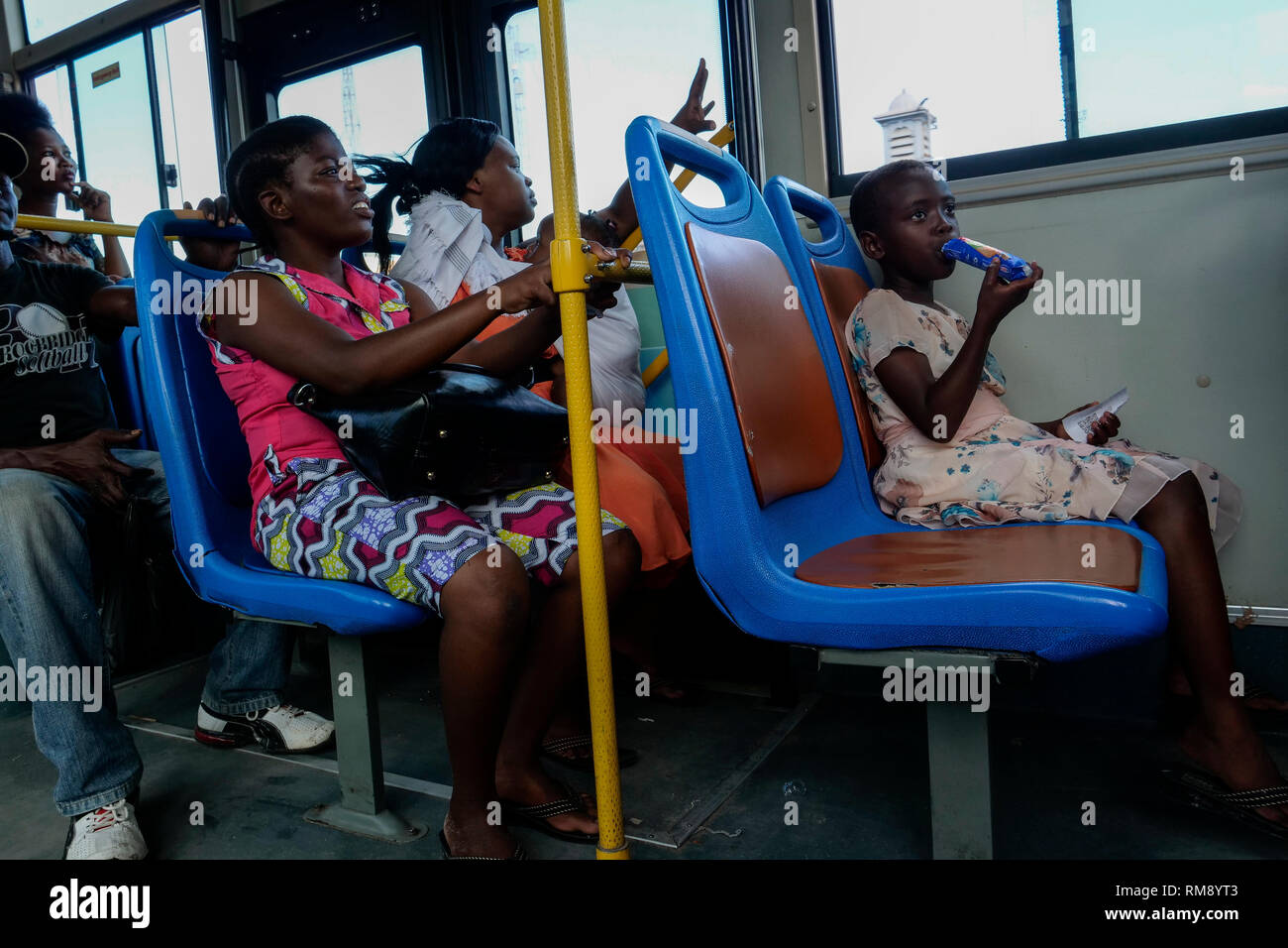 TANZANIA Daressalaam, nuovo sistema di trasporti pubblici, Dar Rapid Transit DART è un bus sistema di transito rapido con il cinese Golden Dragon autobus, sistema di linea con stazioni costruite da austrian azienda edilizia Strabag International GmbH , finanziato dalla Banca Africana di Sviluppo Bafs, la Banca mondiale WB e il governo della Tanzania Foto Stock