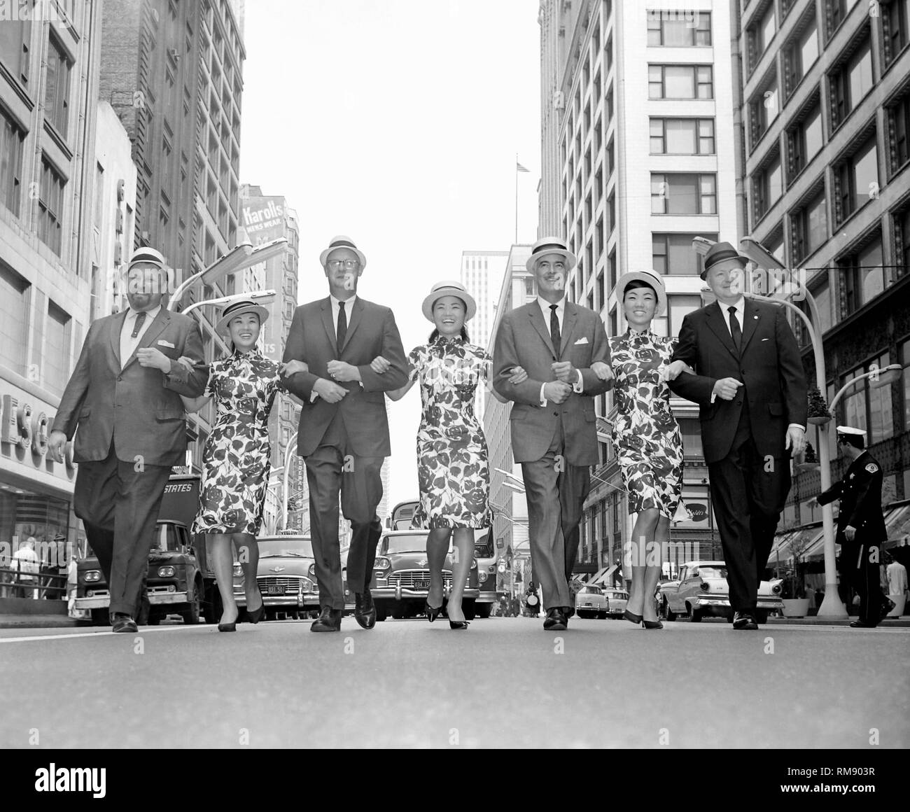 I modelli a piedi giù State Street a Chicago per promuovere il cappello di paglia giorno, ca. 1963. Foto Stock