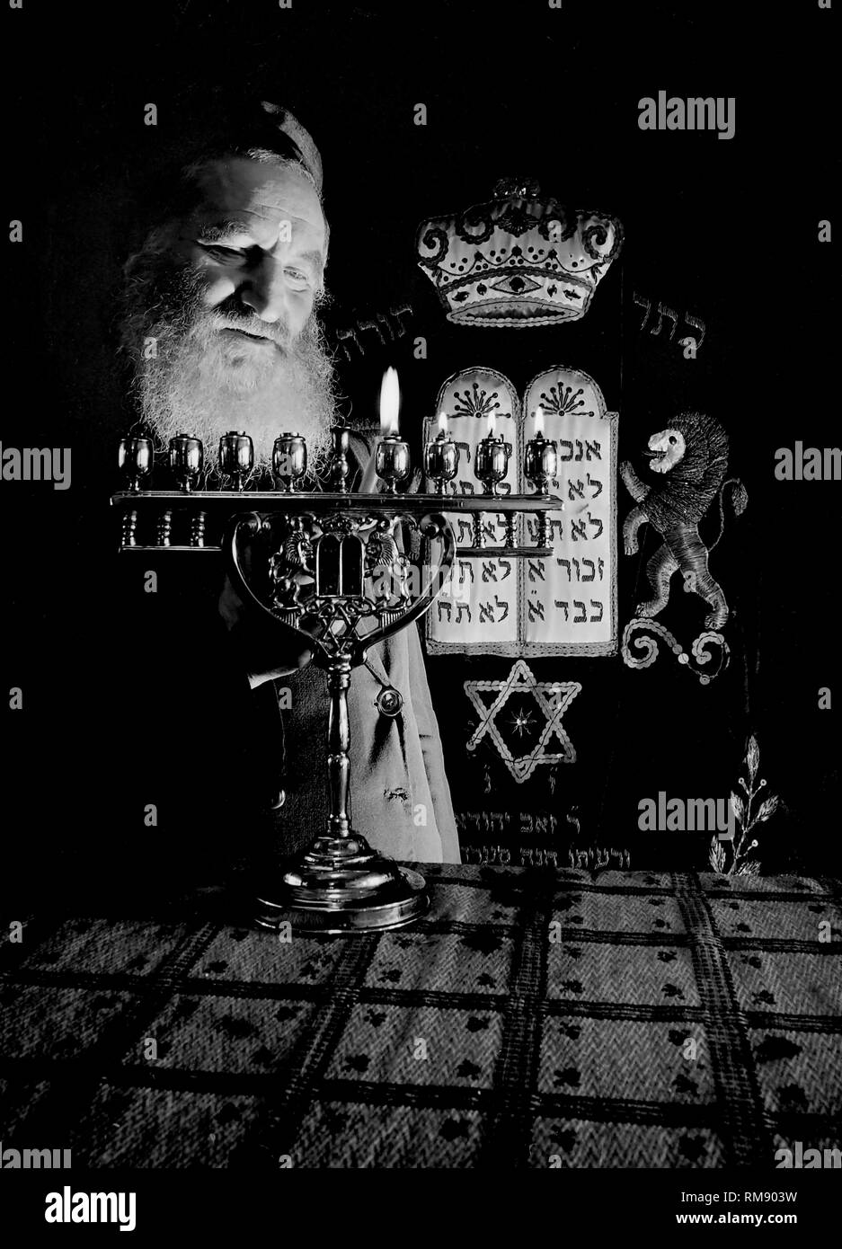 Un rabbino di Chicago Hanukkah luci di candele, ca. 1944. Foto Stock