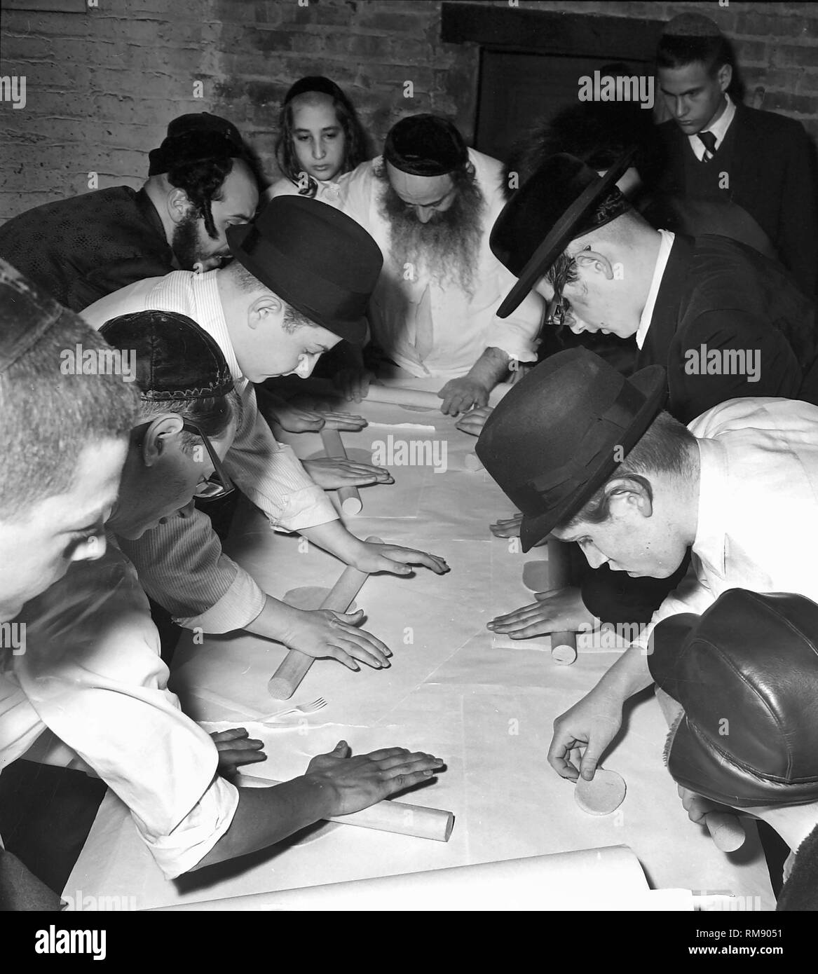 Hasidic ebrei in Chicago rendere matzo per la Pasqua ebraica, ca. 1966. Foto Stock