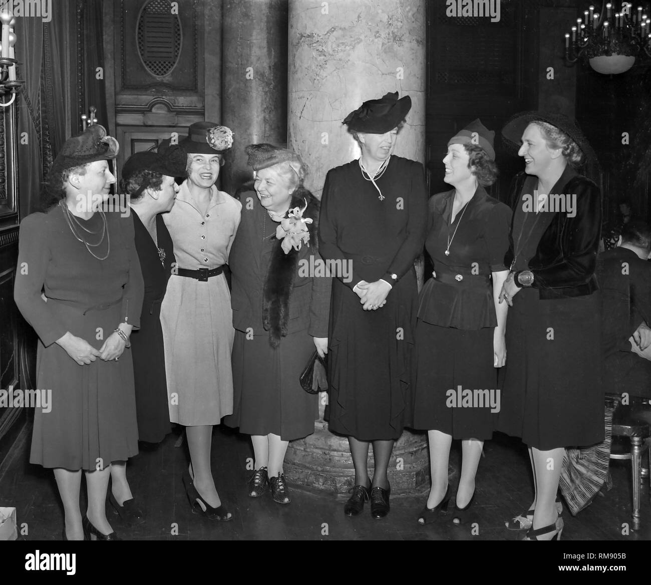 La First Lady Eleanor Roosevelt ha mostrato a donna National Press Club in Washington DC con da sinistra, Eloise Davidson, Harriet Elliott, Oveta Hobby, Firenze Kerr, Roosevelt, Louise Daniels, estere e Van Wagoner Tufty Novembre, 25, 1941. Foto Stock