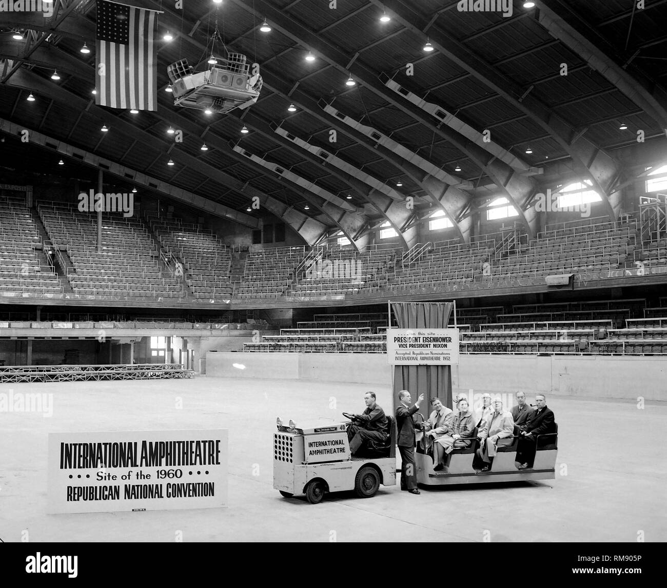 Un gruppo di GOP anticipo persone check out Chicago anfiteatro internazionale in previsione del 1960 Convention Nazionale Repubblicana in Chicago. Foto Stock