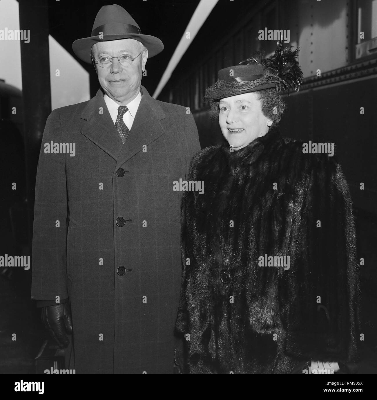 Il senatore Robert Taft e sua moglie Martha stand per le foto mentre si cambia treno alla Stazione Union a Chicago nel 1947. Foto Stock