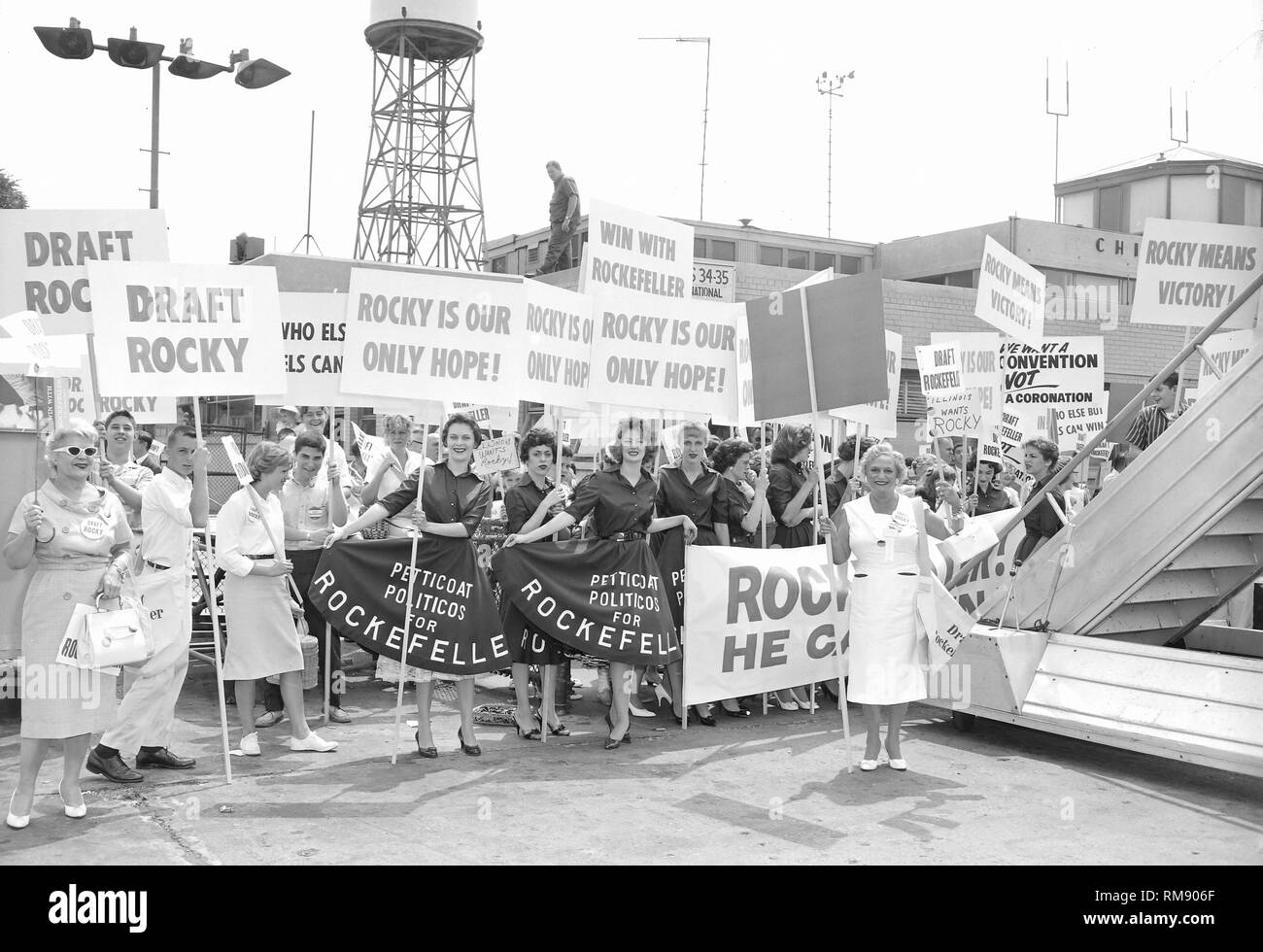 I sostenitori del Gov. Nelson Rockefeller, compreso il "Sottovesti Politicos per Rockefeller' group, attendono il suo arrivo all aeroporto di Midway per la Convention Nazionale Repubblicana nel 1960. Foto Stock
