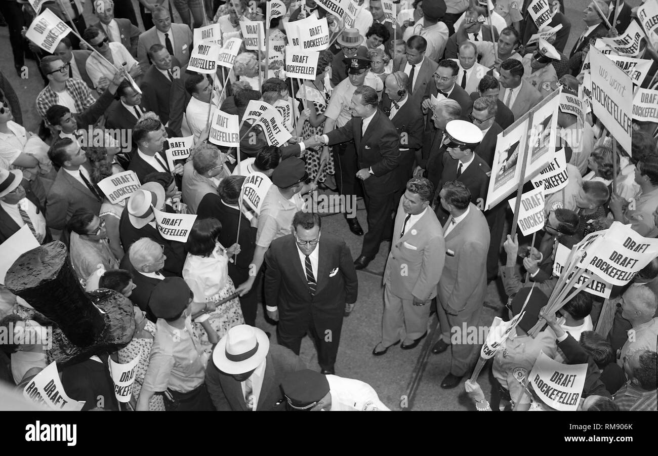 New York Gov. Nelson Rockefeller arriva al Conrad Hilton Hotel durante il 1960 Convention Nazionale Repubblicana in Chicago. Foto Stock