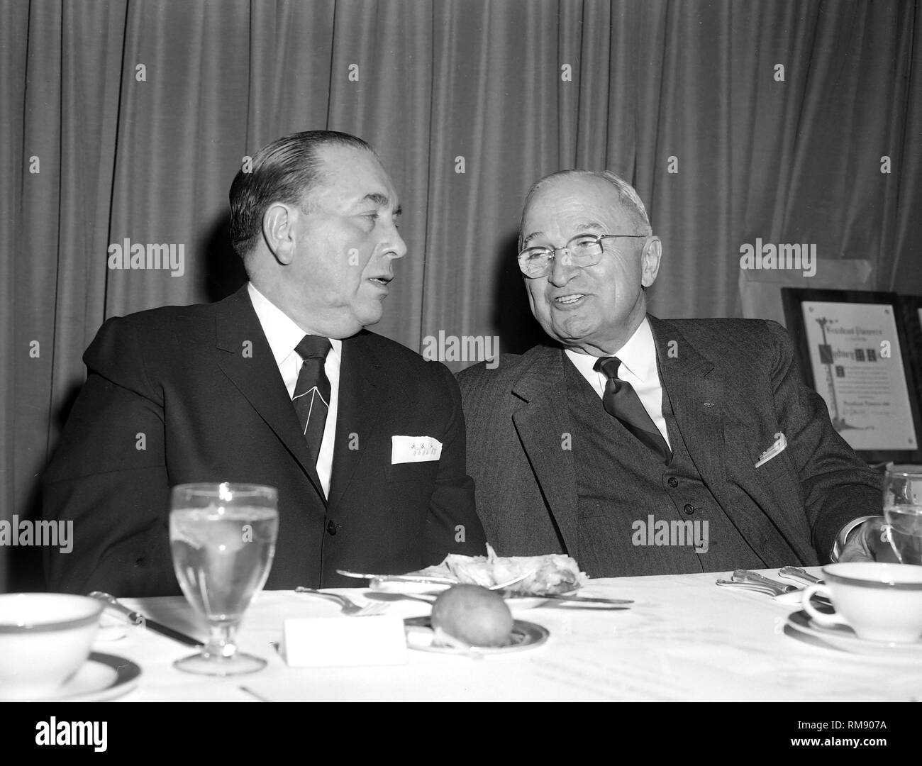 Ex Presidente Harry Truman, a destra della chat con il sindaco di Chicago Richard J. Daley nel 1956 durante la convention democratica di Chicago. Foto Stock