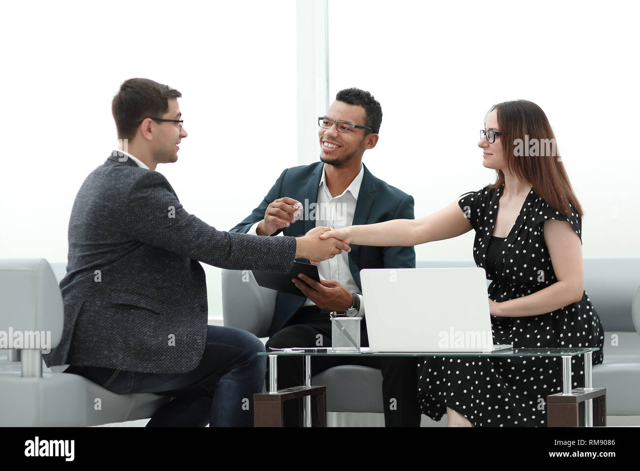 Business Partner si stringono la mano sopra la tabella di negoziazione Foto Stock
