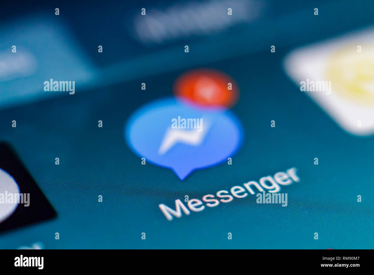 Lisbona, Portogallo - circa febbraio , 2019: Facebook Messenger con le notifiche dei messaggi sullo smartphone Foto Stock