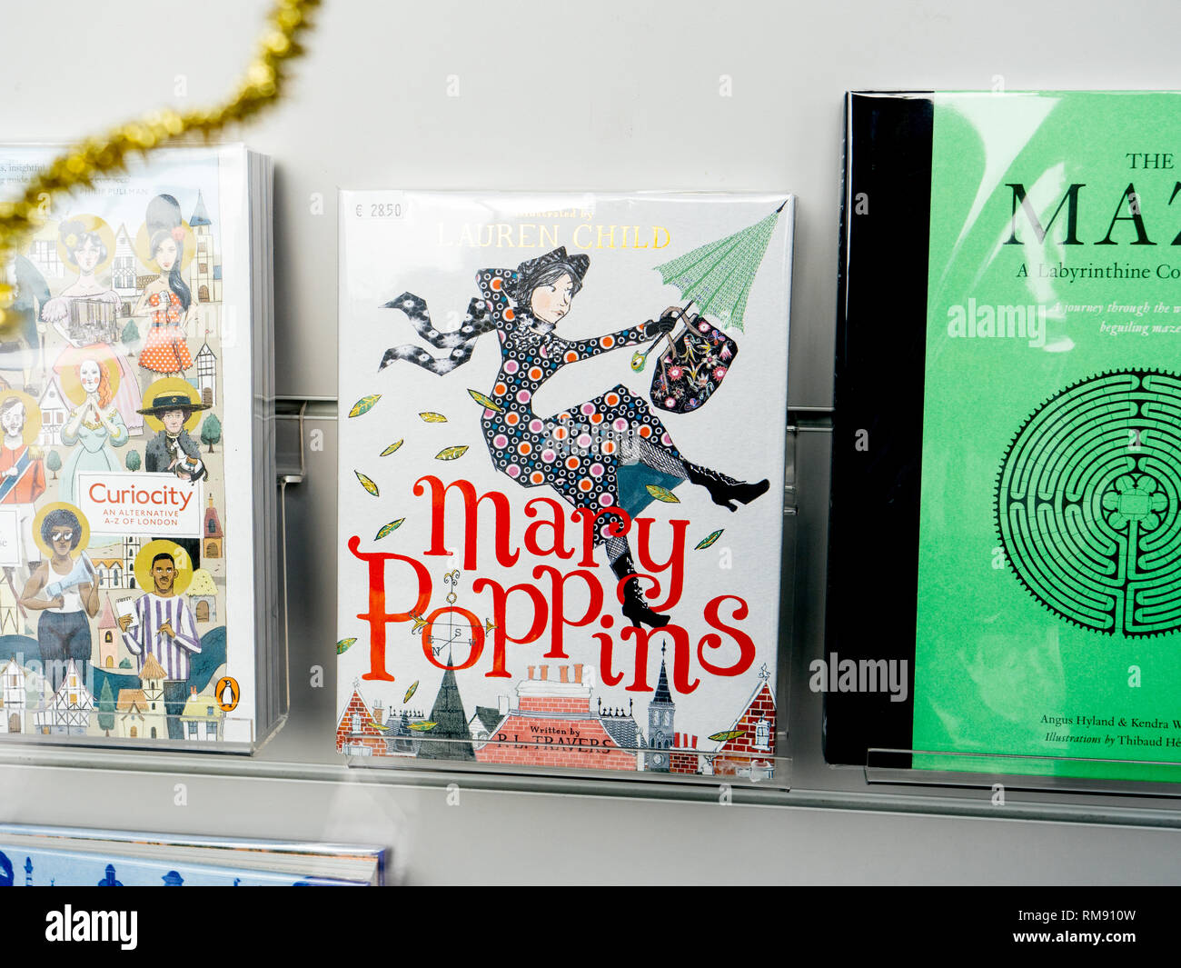 Parigi, Francia - 16 DIC 2018: vista dalla strada di bookstore stand con copertura di Mary Poppins illustrata da Lauren Child Foto Stock