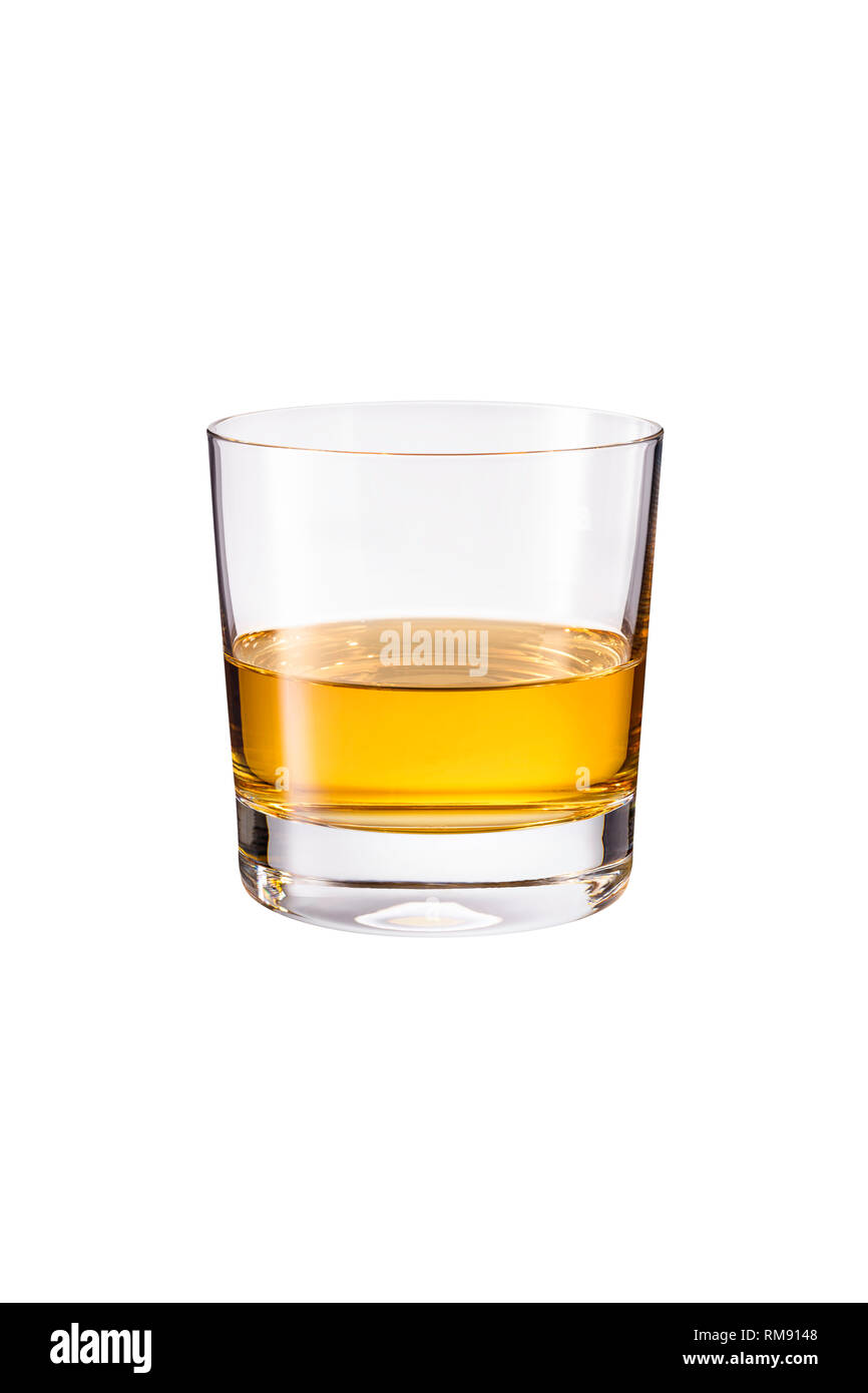 Il whiskey rinfrescanti cocktail ordinato su bianco con un tracciato di ritaglio Foto Stock
