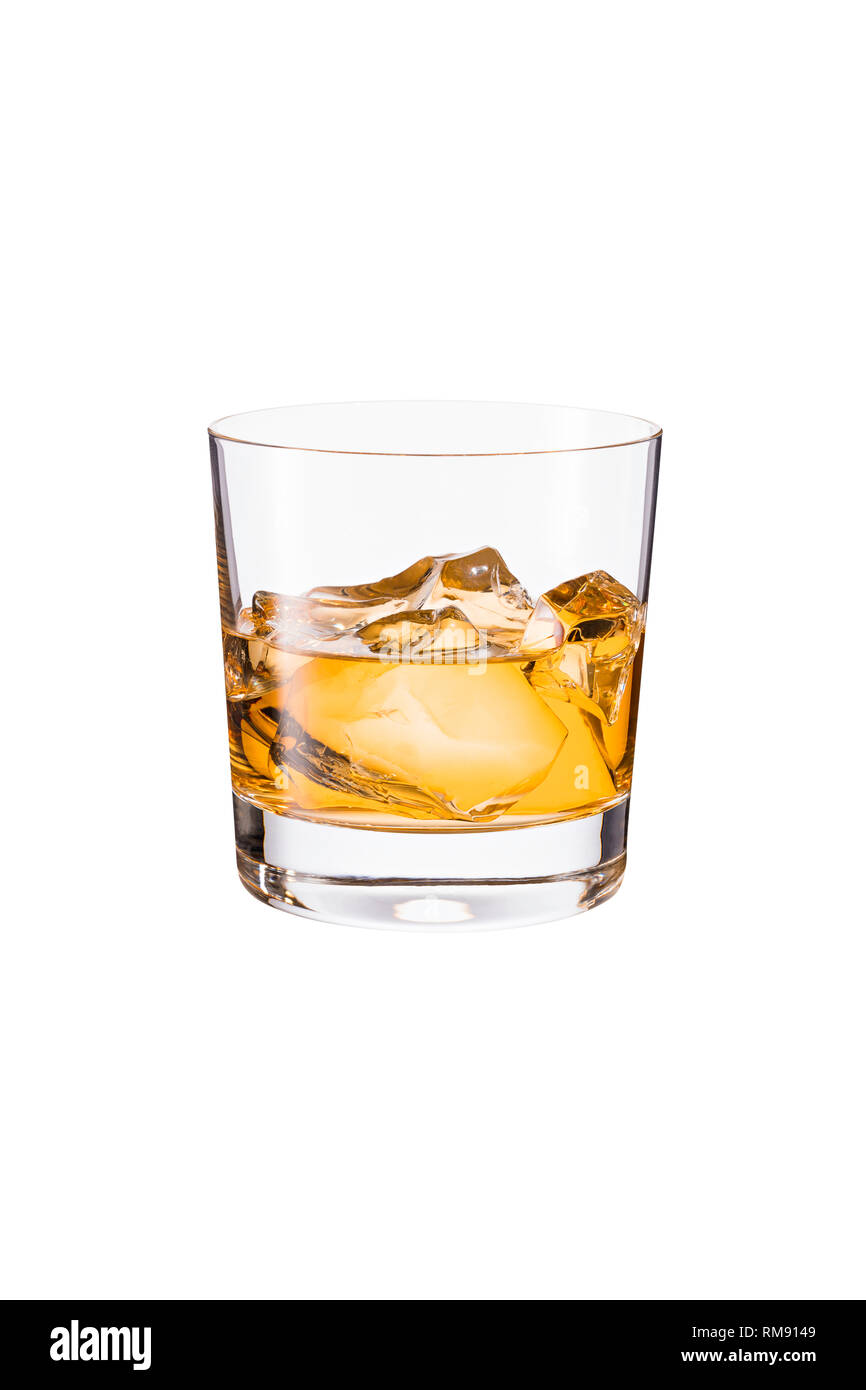 Il whiskey rinfrescanti cocktail di rocce sul bianco con un tracciato di ritaglio Foto Stock