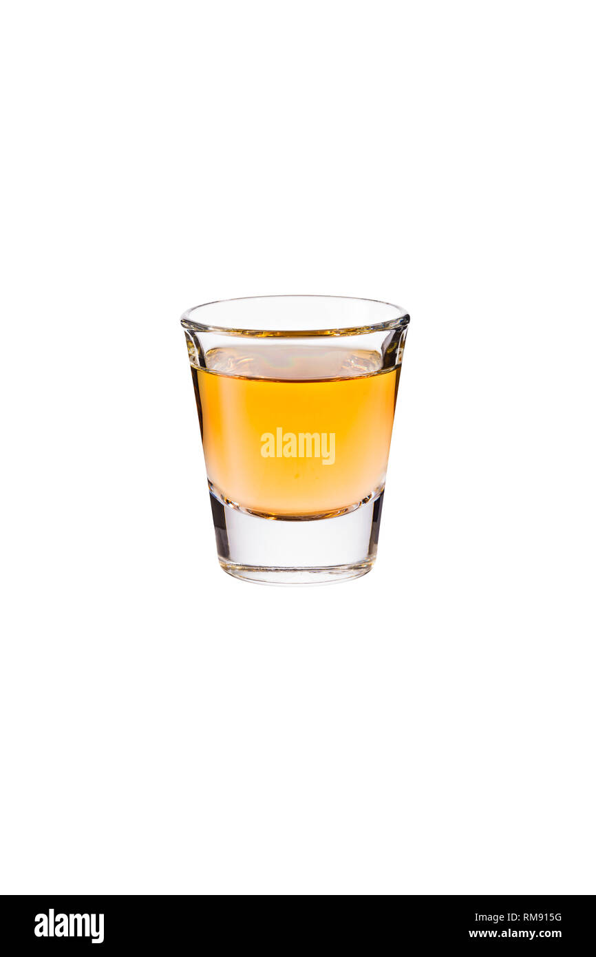 Il whiskey rinfrescante colpo di vetro sul bianco con un tracciato di ritaglio Foto Stock