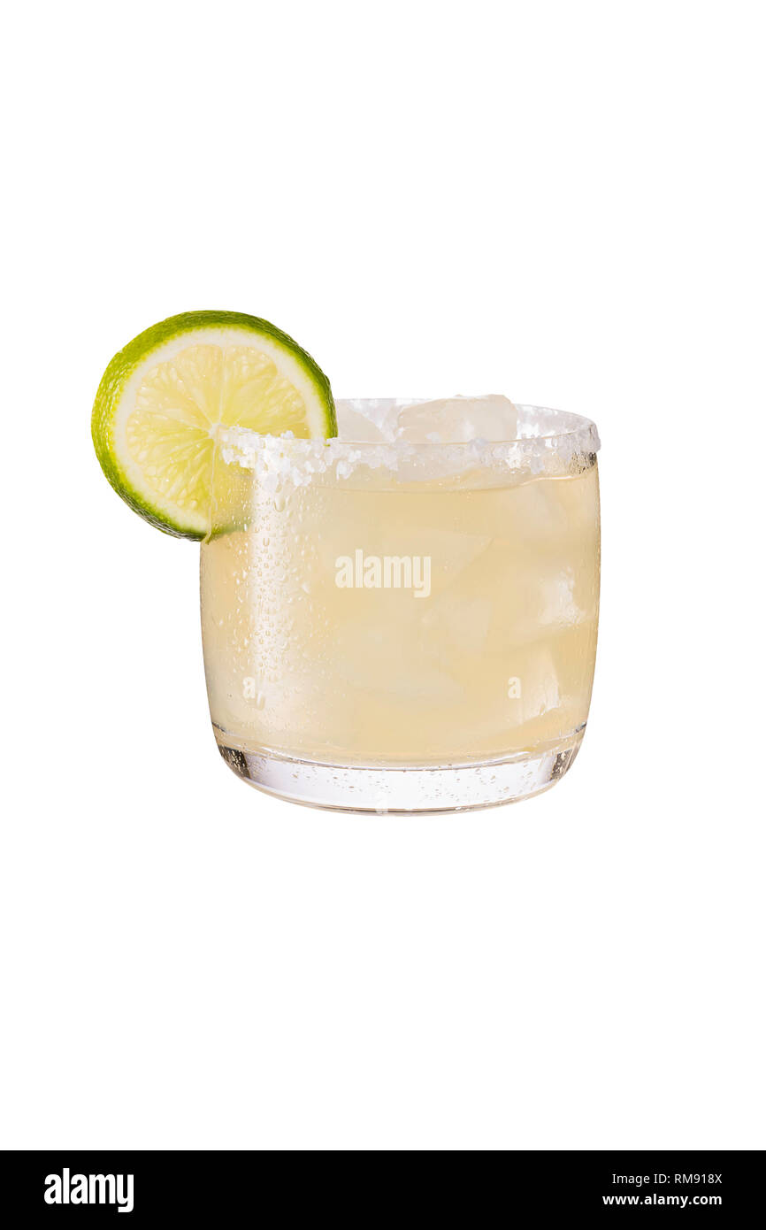 Tequila rinfrescanti cocktail Margarita su bianco con un tracciato di ritaglio Foto Stock